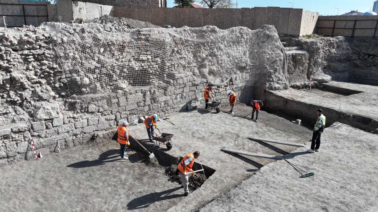Konya'da tarihin kapısı aralandı! 25 metrelik dev yapı gün yüzüne çıktı 35